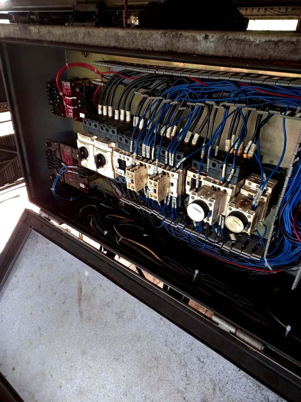 Control cabinet wiring and component layout.